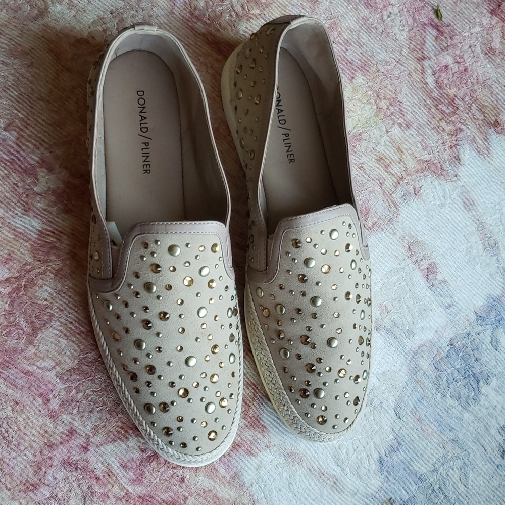 Donald J Pliener 10 Pamelas beige suede rhinestone flats espadrilles